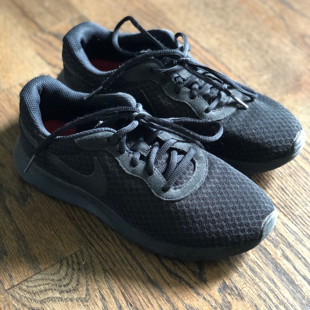 Black nike size 7 sneakers